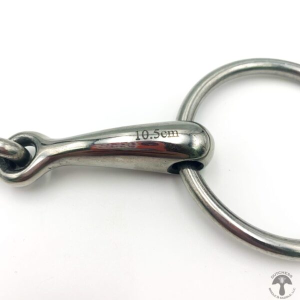 A close up of the hook on a key chain